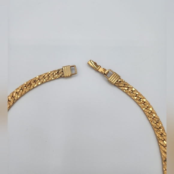 Elegant Gold Chocker Necklace - Picture 4 of 8